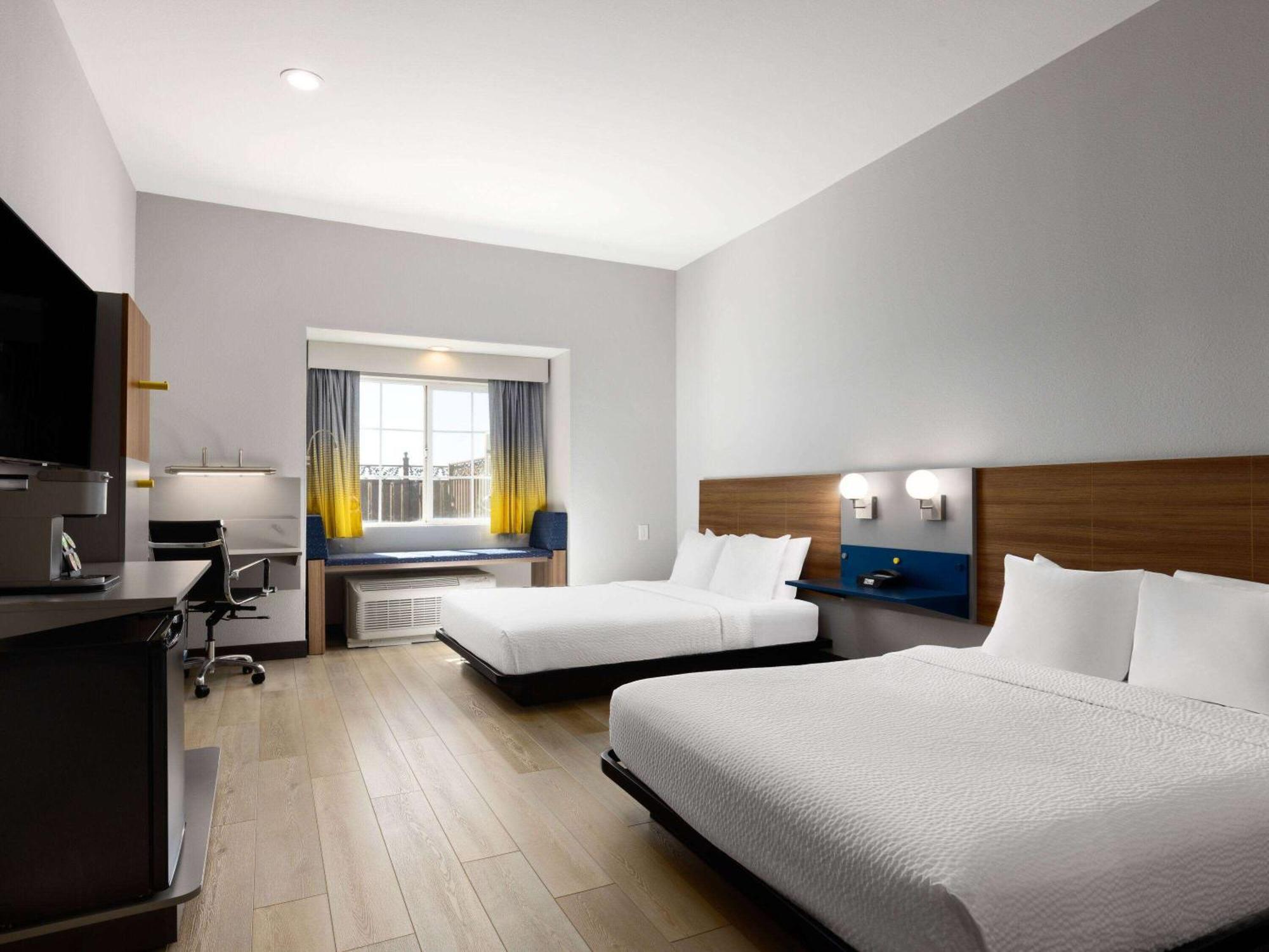 Microtel Inn & Suites By Wyndham Трейси Экстерьер фото